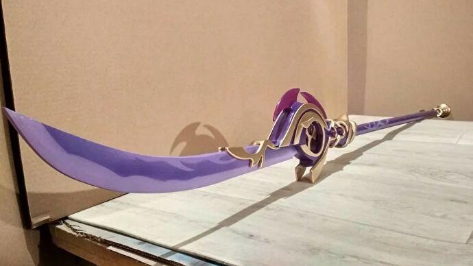 이 러시아 공예가는 경제 제재에도 불구하고 놀라운 Genshin Impact 무기를 만들고 있습니다